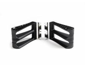 CommScope HI-D FL kabelmanagement i sort plast, 2U, 98mm dybde, vist som et par venstre og højre monteringsenheder.