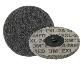 Nærbillede af 3M Scotch-Brite EXL XL-DR overfladebehandlingsrondeller, der viser teksturen og Roloc monteringssystemet.