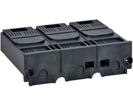 Schneider Electric klemmeafdækning, kort og 3-polet, fremstillet af sort plast, vist på mørk baggrund.