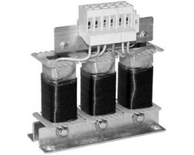 Schneider Electric motorinduktans 215A til ATV61/71 frekvensomformere, vist med tre sorte spoler og hvide terminalblokke.