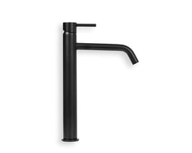 Håndvaskarmatur i mat sort, høj model med elegant, lige tud og enkel grebsbetjening, monteret på hvid baggrund.