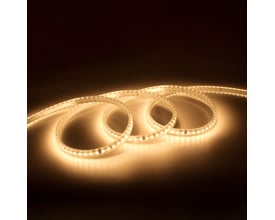 Tættere på LEDlife X2 LED strippen, der viser dens varme lys og 120° spredning på mørk baggrund.