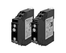 To Omron H3DT-G DIN-skinne montagereleer side om side, med tydelige drejeknapper til tidsindstilling på fronten.