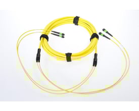 CommScope ULL TeraSPEED 2xMPO12F trunk kabel med 24 singlemode fibre og 2xMPO12 hunstik i gul LSZH, 10 meter lang med sorte velcrobånd.