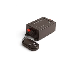 Fjernbetjent LED lysdæmper til 12/24V systemer, hvid, med fjernbetjening og input/output terminaler.