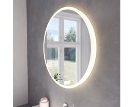 Atlas Loevschall spejl, Ø60 cm, rundt med dæmpbart backlight, monteret på grå væg ved et vindue.