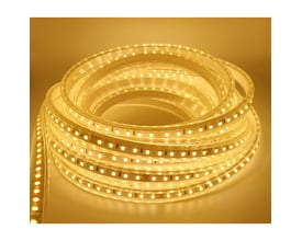 LEDlife Type X-2 ridebane-LED-strip på 5 meter, rullet sammen og tændt med et varmt, jævnt lys.