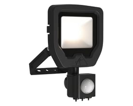 Sort Ansell Lighting Calinor Evo LED projektør med 100° PIR-sensor, viser den komplette enhed foran med lysende LED-panel.