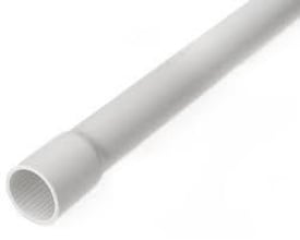 Stift gråt plastrør på 3 meter med muffe, 50 mm i diameter, set skråt med den åbne ende synlig.