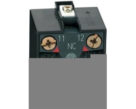 Nærbillede af Schneider Electric kontaktelement XE2SP2141, der viser tæt på terminalerne og mærkning.