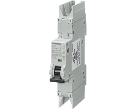 Siemens SENTRON 5SJ4 automatsikring, 1-polet 5 A med C-kurve, set skråt forfra med grå krop og sort vippegreb.