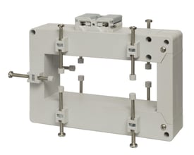 Carlo Gavazzi strømtrafo CTD-9H, 400/5 A klasse 1, med rektangulær åbning og synlige monteringsskruer.