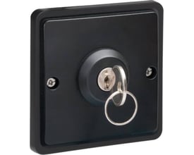 Sort Niko nøgleafbryder med IP55, 16A og skrueterminaler. Nøglen sidder i låsen.