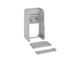 Schneider Electric sokkel RAL7035 til PLAZ(T) kapslinger, 1250x320x900, med aftagelige bundplader og monteringsskinner.