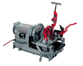 Ridgid Compact 300 gevindskæremaskine isoleret på hvid baggrund, viser maskinens kompakte design og røde detaljer.