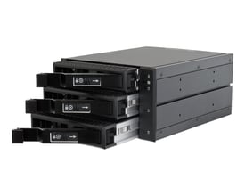 Chieftec CBP-2131SAS sort backplane set skråt forfra med tre udtrukne drevskuffer til harddiske eller SSD'er.