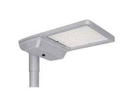 Ledvance Streetlight Flex L-vejbelysningsarmatur med synlige LED'er, monteret på en mast og set skråt oppefra.
