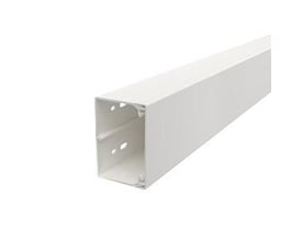 Hvid kabelkanal på 60 x 90 mm, vist fra enden, med perforerede monteringshuller og en ren, kvadratisk form.