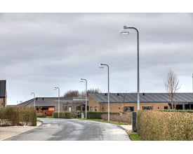 Konisk mast LPH med en lyspunkt højde på 3,0 m, varmforzinket stål, monteret i et boligkvarter med moderne huse.