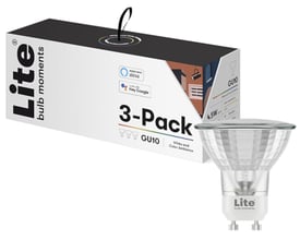 En pakke med tre Lite Bulb Moments GU10 LED spotpærer og én løs spotpære vist sammen med emballage.