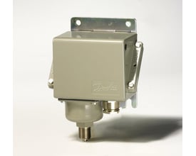 KPS 33 pressostat fra Danfoss, 0-3,5 bar, vist fra siden med monteringsbeslag og et aftageligt låg i grå metal.