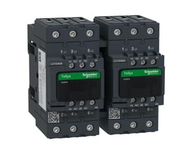 Schneider Electric TeSys D 40A reverserende kontaktor med 24V AC spole, viser fronten af to sammenkoblede enheder med mærkater.