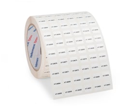 Rulle med hvide HellermannTyton-komponentlabels til termotransfer, 38,1 x 19,05 mm, med trykte koder.