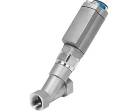 Festo skråsædeventil VZXA-B-TS6-20-M2-V13T-12.8-K-46-17-V4 i metal med blå detaljer, præsenteret på hvid baggrund.