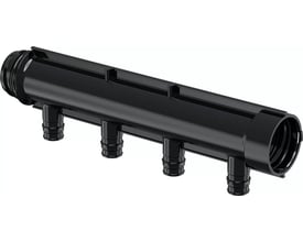 Uponor Aqua PLUS fordelerrør i sort PPSU, vist fra en anden vinkel, der tydeliggør de fire tilslutninger til 16mm PEX rør og 1" gevind.