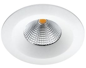 SG UniLED Isosafe Airtight LED-spot i hvid med 7W og en diameter på 94 mm, vist på hvid baggrund.