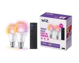 WiZ Smart Bulb pakke med to farvede LED-pærer, fjernbetjening og emballagen vist på hvid baggrund.