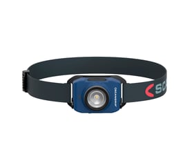 Scangrip ZOOM pandelampe med tændt LED-lys, fronten viser linsen og mærket 'SCANGRIP' på den blå lampehus.