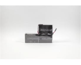 Eaton Easy Battery+ EB020SP batteripakke med to mørke batterier og synlige tilslutningsledninger, 24 V og 2 x 12 V / 9 Ah.