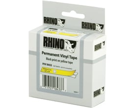 Emballagen til DYMO RhinoPRO permanent markeringsvinyltape med sort tekst på gul tape, 19 mm bred.