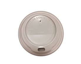 Hvidt kaffekop låg med indgraveret tekst 'CAUTION CONTENTS HOT' og 90mm diameter.