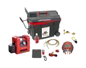 Oversigtsbillede af Rothenberger Rocaddy 120 kølemontørsæt, der viser alle dele spredt ud på en hvid baggrund, inklusiv kufferten og diverse tilbehør.