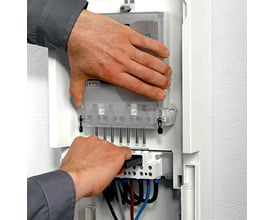 Hager kortslutterhåndtag KJ08N i brug til målerudskiftning uden strømafbrydelse af en elektriker.