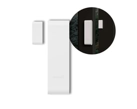 Hvid Sonoff SenseGuard DW Gen2 Zigbee-dør- og vinduessensor med separat magnetdel, vist monteret på en dør.
