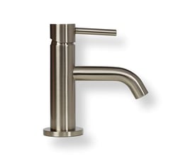 Elegant servantearmatur i børstet nikkel med et vandforbrug på 6 liter per minut, vist på hvid baggrund.