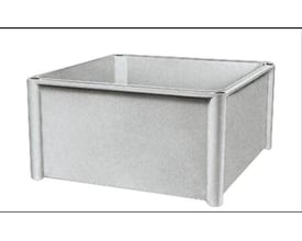 Schneider Electric Thalassa PLS kassebund i grå polyester, 360x360x135 mm, RAL 7035, med glasfiberforstærkning, vist fra et let skråt vinkel på hvid baggrund.