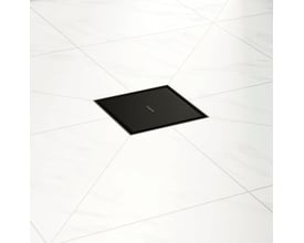 Hansgrohe komplet afløbsskål i matsort, med dimensionerne 150x150 mm og en vandret udløbsretning, monteret på et moderne badeværelsesgulv med hvide marmorfliser.