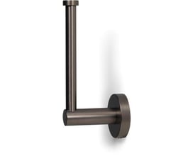 Elegant reservepapirholder i gun metal finish, monteret på væg og klar til brug. Holderen har en moderne og stilfuld form.