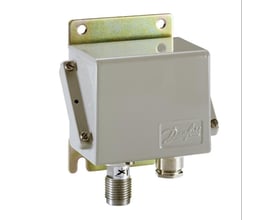 Danfoss EMP 2 tryktransmitter, 0-10 bar, med G 3/8 tryktilslutning og terminal blok, set fra en let skrå vinkel med hvid baggrund.