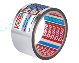 tesa aluminiumstape 63600, 50 mm bred og 30 meter lang, med stor kerne til nem håndtering, på hvid baggrund.