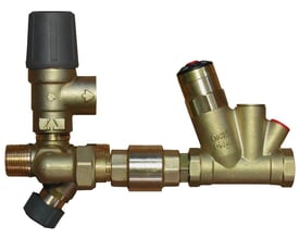 Sikkerhedsaggregat i messing med 3/4" gevind og 10 bar åbningstryk, udstyret med en sort drejeknap og en termostatisk cirkulationsventil med røde og sorte markeringer.