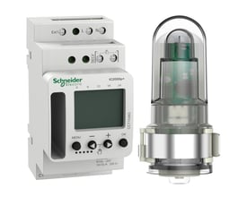 Schneider Electric IC 2000P skumringstimer ved siden af en udendørs lyssensor, klar til installation i et belysningssystem.
