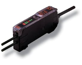 Fotoelektrisk sensor E3X-NA51 med optisk fiberforstærker, bar LED-display og 2 meter kabel på hvid baggrund.