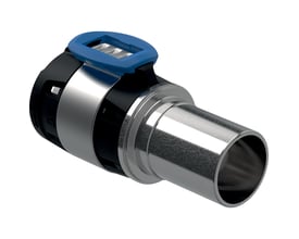 Geberit FlowFit overgang 25x22mm i blankt CrNiMo-stål med blå låsering og synlig nippelende.