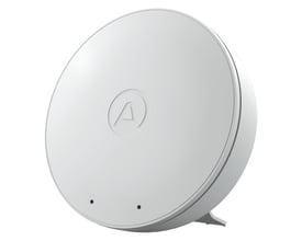 Hvid, rund Airthings Wave Mini luftkvalitetsmåler set skråt forfra med logo og lille bordholder.