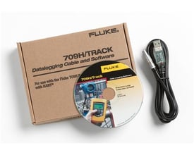 Fluke 709 loggingsoftware og kabel med softwaredisk og tilslutningskabel ved siden af en brun papæske.